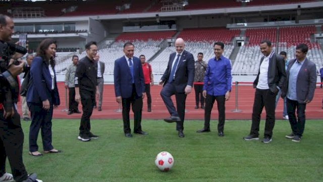 Presiden FIFA Gianni Infantino saat mengunjungi Stadion Utama Gelora Bung Karno (SUGBK) di Jakarta, dalam lawatannya ke Indonesia, Selasa (18/10/2022). (foto: PSSI)