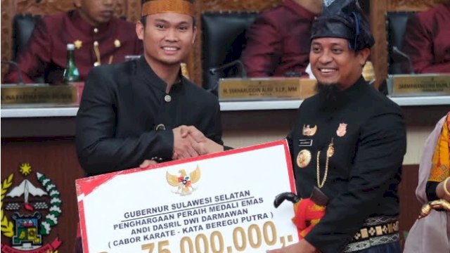 Gubernur Sulawesi Selatan, Andi Sudirman Sulaiman menyerahkan bonus kepada atlet asal Sulawesi Selatan yang menyumbangkan medali bagi Tim Indonesia di event olahraga SEA Games 2021 di Vietnam pada Rapat Paripurna DPRD Sulsel dengan agenda 353 Tahun Provinsi Sulawesi Selatan, Rabu (19/10/2022).