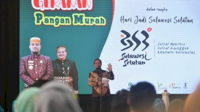 Gubernur Sulsel, Andi Sudirman Sulaiman dalam acara Gerakan Pangan Murah memperingati Hari Jadi Sulsel ke-353 tahun di Makassar, Kamis (20/10/2022).