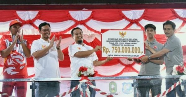 Gubernur Andi Sudirman Berikan Bonus Rp 750 Juta untuk PSM Makassar