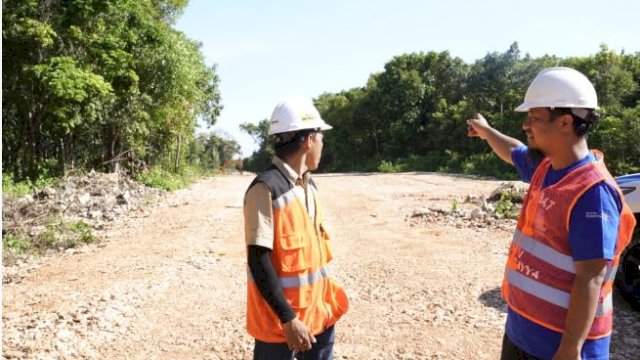 Gubernur Sulawesi Selatan, Andi Sudirman Sulaiman saat meninjau progres pembangunan ruas Batu Tongkarayya - Goa Passea, Kecamatan Bonto Bahari, Kabupaten Bulukumba, Senin (24/10/2022).