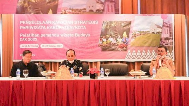 Pemerintah Kota Makassar melalui Dinas Pariwisata (Dispar) Makassar melaksanakan Pelatihan Pemandu Wisata Buatan 2022 yang diikuti puluhan peserta berasal dari dewan Lorong Wisata se-Makassar.