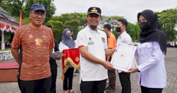 Gubernur Serahkan SK PNS dan CPNS Lulusan IPDN ke 136 Orang