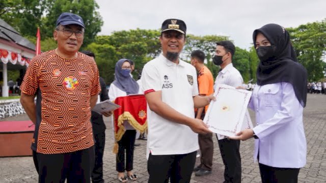 Gubernur Sulsel, Andi Sudirman Sulaiman saat menyerahkan Surat Keputusan (SK) Pegawai Negeri Sipil (PNS) dan Calon Pegawai Negeri Sipil (CPNS) Praja Institut Pemerintahan Dalam Negeri (IPDN) kepada 136 orang diLapangan Upacara Kantor Gubernur Sulsel, Rabu, (26/10/2022).