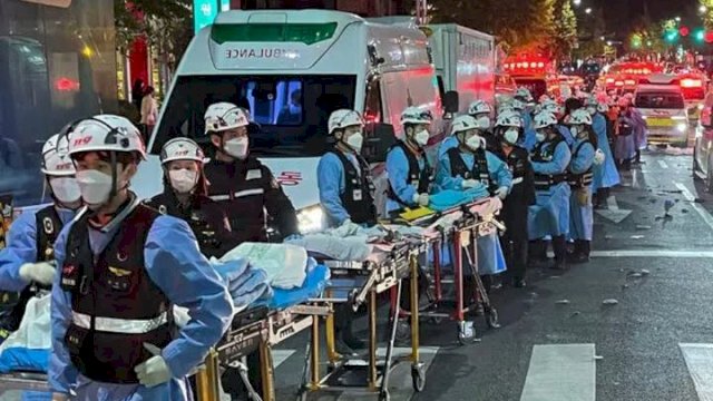 Petugas medis dikerahkan untuk menyelamatkan korban Tragedi Helloween Itaewon, Korea Selatan. foto: New York Time