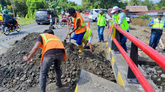 Perbaikan jembatan Sungai Paremang di Cilellang oleh Balai Jalan Sulsel. (Foto: Balai Jalan)