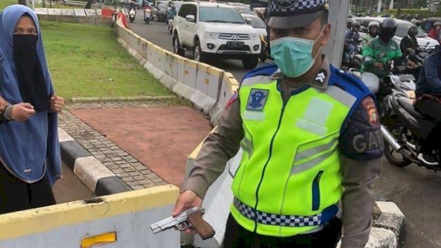 Seorang perempuan bercadar yang mencoba menerobos Istana Merdeka, Jakarta Selatan, kini diamankan di Polda Metro Jaya. (Istimewa) 