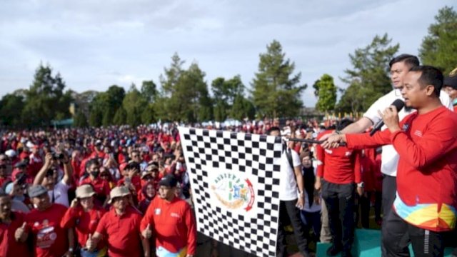 Sekitar 10 Ribuan masyarakat Kabupaten Gowa sangat antusias mengikuti jalan santai Sulsel Anti Mager di Lapangan Secata, Malino, Kabupaten Gowa, Sabtu (5/11/2022).