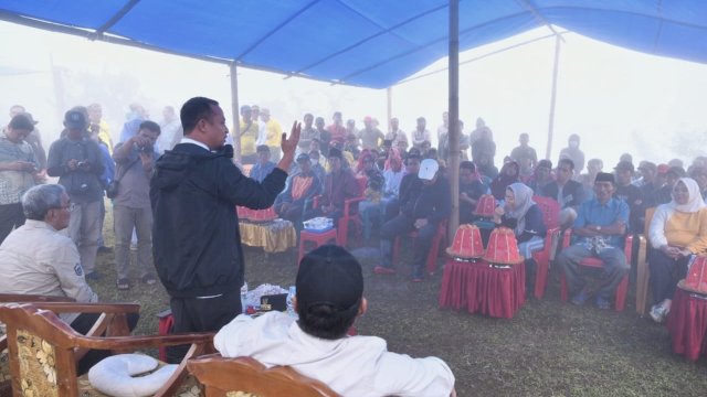 Gubernur Sulawesi Selatan, Andi Sudirman Sulaiman mendengarkan aspirasi masyarakat di Lingkungan Topidi, Kelurahan Bontolerung, Kecamatan Tinggimoncong, Kabupaten Gowa (4/11/2022).