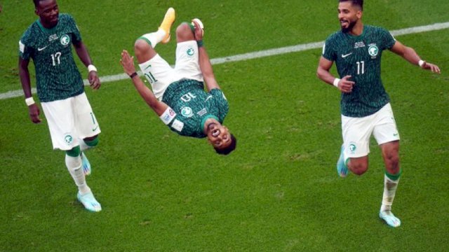 Pemain Arab Saudi melakukan selebrasi usai mencetak gol saat berhadapan Argentina pada laga perdananya di Piala Dunia 2022.