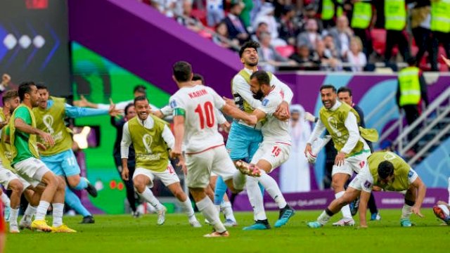 Timnas Iran saat melakukan selebrasi usai mengalahkan Wales. (Foto: FIFA) 