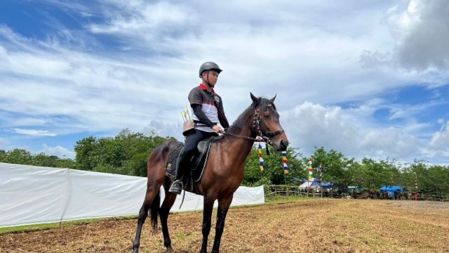 Bupati Maros Bangga Putranya Raih Emas pada Lomba Berkuda Memanah