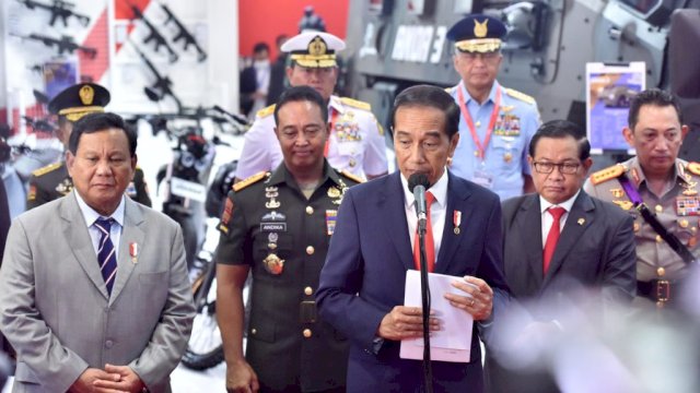 Presiden Jokowi dalam keterangannya kepada awak media usai meninjau Indo Defence 2022 Expo & Forum, di JIEXPO Kemayoran, Jakarta, Rabu (02/11/2022).