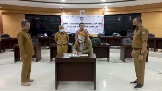 Sekretaris Daerah Provinsi Gorontalo Darda Daraba menghadiri serah terima jabatan Sekretaris DPRD Provinsi Gorontalo, di Ruang Dulohupa Kantor DPRD Provinsi Gorontalo, pada Senin (1/8/2022).