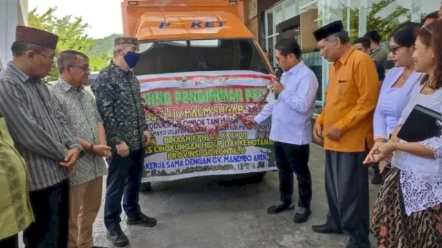 Penjabat Gubernur Gorontalo Hamka Hendra Noer, melakukan pelepasan sebanyak 500 ton gula aren asal Gorontalo diekspor ke Dubai, Uni Emirat Arab (UEA), oleh di halaman Hotel Aston, Kota Gorontalo, Sabtu (14/8/2022).