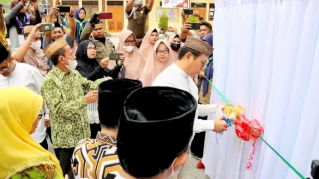 Penjabat Gubernur Gorontalo Hamka Hendra Noer meresmikan Klinik SMK Teknologi Muhammadiyah Limboto ditandai penggutinggan pita di Halaman Masjid Nurul Iman, Kecamatan Hunggaluwa, Kabupaten Gorontalo, pada Minggu (14/8/2022).