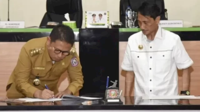 Pemerintah Kabupaten Gorontalo menyerahkan aset berupa personel, sarana dan prasarana, serta dokumen Terminal Limboto kepada Pemerintah Provinsi Gorontalo, di Kantor Bupati Gorontalo, Senin (15/8/2022).