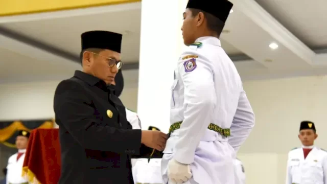 Penjabat Gubernur (Penjagub) Hamka Hendra Noer, mengukuhkan 25 Paskibraka Provinsi Gorontalo tahun 2022 di Belle Li Mbui, Kota Gorontalo, pada Senin (15/8/2022).