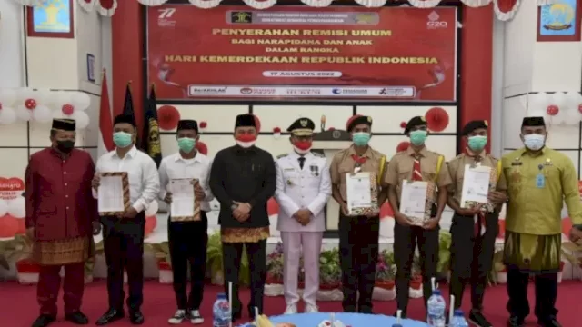 Penjagub Hamka Noer dan Kepala Kakanwil Kemenkumham Gorontalo bersama perwakilan Narapidana yang menerima remisi di Hari Kemerdekaan Republik Indonesia, Rabu (17/8/2022).