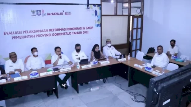 Rapat evaluasi pelaksanaan Reformasi Birokrasi (RB) dan Sistem Akuntabilitas Kinerja Instansi Pemerintah (SAKIP) di lingkungan Pemerintah Provinsi Gorontalo tahun 2022 oleh Kemenpan-RB yang diikuti secara daring oleh Gubernur Gorontalo Hamka Hendra Noer yang didampingi beberapa pimpinan OPD dilingkup Pemprov Gorontalo di Kantor Badan Penghubung di Jakarta, Rabu (24/8/2022).