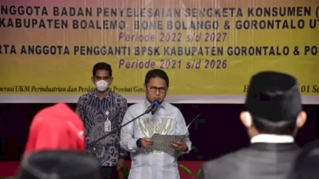 Penjabat Gubernur Hamka Hendra Noer melantik anggota Badan Penyelesaian Sengketa Konsumen (BPSK) di lima kabupaten di Provinsi Gorontalo bertempat di Hotel Grand Q, Kota Gorontalo, Kamis (1/9/2022).