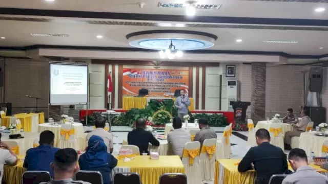 Kepala Dinas Komunikasi Informatika dan Statistik (Diskominfotik) Provinsi Gorontalo, Masran Rauf, memberikan materi tentang Penerapan Tanda Tangan Elektronik (TTE) dalam tata naskah dinas pada kegiatan rapat kerja teknis kesekretariatan T.A. 2022, di ruang Titinepo, Polda Gorontalo, Selasa (6/9/2022).