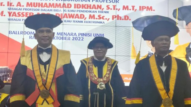 Rektor UNM Prof Husain Syam (tengah) saat mengukuhkan Prof Andi Muhammad Idhkan (kanan) pada Oktober lalu. (Foto: Dok Humas UNM) 