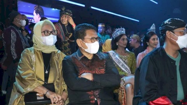 Penjabat Gubernur Hamka Hendra Noer didampingi istri drg. Gamaria Monoarfa, Sekdaprov Gorontalo, Kadis Pariwisata dan Bupati Bone Bolango, pada malam penganugerahan Anugerah Desa Wisata Indonesia (ADWI) 2022 pada Minggu malam, (30/10/2022) di Jakarta. 