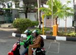 Kasubag Humas DPRD Makassar Naik Ojol ke Kantor, Katanya Ikut Kurangi Emisi Gas