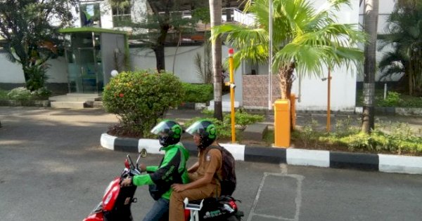 Kasubag Humas DPRD Makassar Naik Ojol ke Kantor, Katanya Ikut Kurangi Emisi Gas