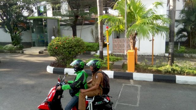 Kepala Sub Bagian Hubungan Masyarakat Sekretariat DPRD Kota Makassar, Akbar Rasyid naik ojol ke kantornya, pada Selasa (1/11/2022. 