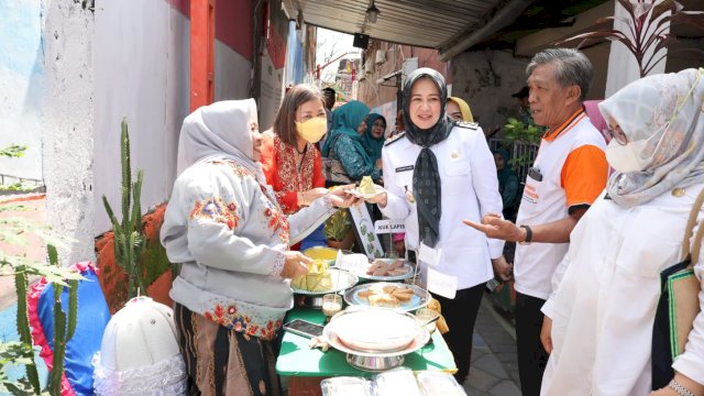 Wakil Wali Kota Makassar, Fatmawati Rusdi saat melakukan Penilaian UKM Longwis di Lorong Hamburg, Jalan Belibis, Mariso, Rabu (2/11/2022).