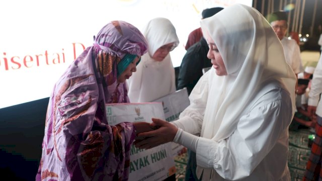 Bantuan secara simbolis diserahkan Wali Kota Makassar Moh Ramdhan 'Danny' Pomanto bersama Wakil Wali Kota Fatmawati Rusdi, di Anjungan City Of Makassar, Sabtu (5/11/2022).