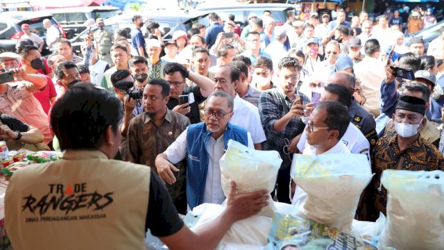 Menteri Perdagangan RI, Zulkifli Hasan didampingi Wali Kota Makassar, Moh. Ramdhan 'Danny' Pomanto dan Gubernur Sulsel, Andi Sudirman Sulaiman saat memantau perkembangan harga bahan pokok di Pasar Pa'baeng-baeng, Minggu (6/11/2022).