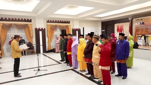 Asisten II Setda Provinsi Gorontalo, Sutan Rusdi saat pengukuhan dan pelantikan pengurus Jagat Keroncong Nusantara (JKN) Provinsi Gorontalo masa bakti 2022-2025 di aula rumah dinas gubernur, Minggu (5/11/2022).