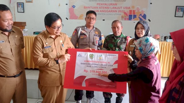 Wakil Bupati Suaib Mansur saat menghadiri penyaluran bantuan ATENSI bagi lansia Balai Besar Sentra Wirajaya Kementrian Sosial Makassar di Aula Kantor Camat Mappedeceng Senin, (7/11/2022).