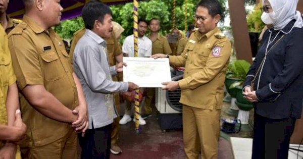 Penjagub Gorontalo Serahkan Bantuan Bibit Ayam DOC ke Kelompok Ternak