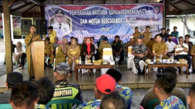 Penjabat Gubernur Gorontalo Hamka Hendra Noer, saat menyerahkan bantuan kepada para nelayan dan penjual ikan se Provinsi Gorontalo pada pada kegiatan temu nelayan dirangkaikan dengan di Pantai Blue Marlin Kota Gorontalo, Selasa (8/11/2022).