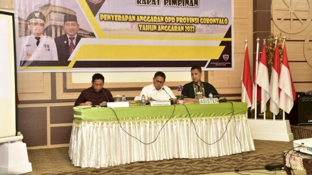 Penjagub Gorontalo, Hamka Hendra Noer saat memimpin Rapim bersama seluruh pimpinan OPD di Rujab Wakil Gubernur, Selasa malam, (8/11/2022).