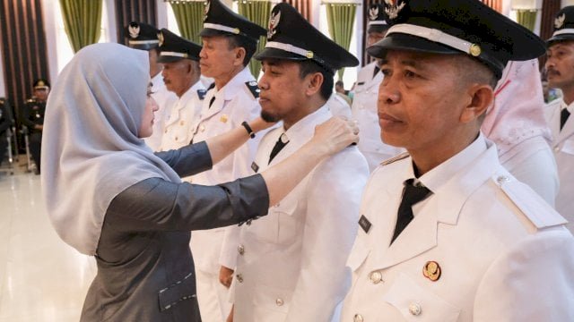 22 kepala desa terpilih di Luwu Utara resmi dilantik dan diambil sumpahnya oleh Bupati Luwu Utara, Indah Putri Indriani di Aula La Galigo, pada Rabu (9/11/2022).