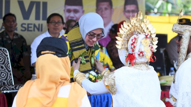 Bupati Lutra, Indah Putri Indriani saat menghaduri Pekan Olahraga dan seni (Porseni) ke VII Persatuan Guru Republik Indonesia (PGRI) Luwu Utara, Rabu (09/11/2022).