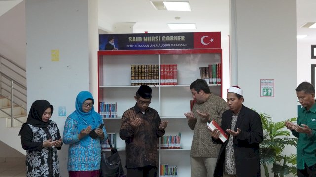 Ketua Yayasan Nur Semesta Hasbi Sensaat meresmikan Said Nursi Corner lewat prosesi gunting pita, pada Rabu (9/11/2022).