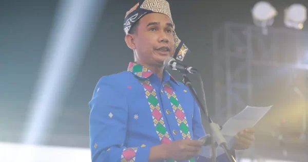 Rudianto Lallo Kenakan Baju Adat Toraja Saat Bacakan Sejarah Kota Makassar