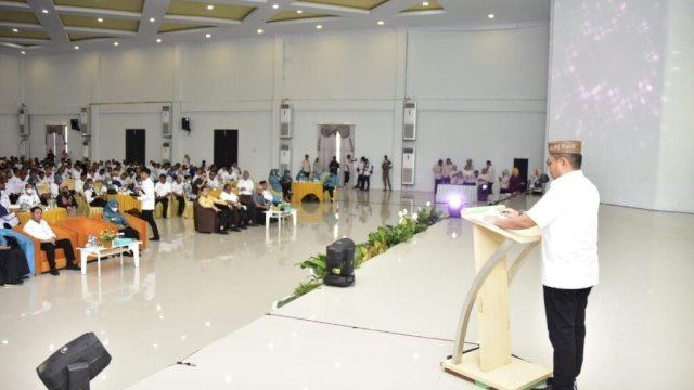 Penjabat Gubernur Hamka Hendra Noer saat memberikan sambutan pada acara Silahturahmi dengan Kepala Desa, Lurah dan Camat se-Provinsi Gorontalo, di gedung Gedung El Hajj Convention, Mess Haji Kota Gorontalo, Rabu (9/11/2022).