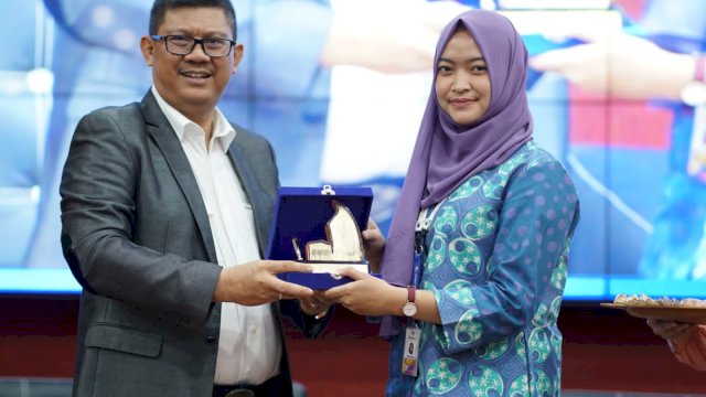 Universitas Negeri Makassar (UNM) didaulat sebagai host pertama yang menyelenggarakan RekaPreneur sebagai sebagai bagian dari ekosistem Kedaireka. Kegiatan bertajuk Penguatan Kapasitas Inovasi dan Kolaborasi Perguruan Tinggi” diselenggarakan di Ruang Teater Gedung Pinisi UNM pada Kamis (10/11/2022).