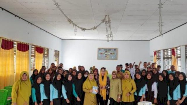 Anggota legislatif DPRD Provinsi Gorontalo, Yeyen Sidiki, memberikan sambutan di depan siswa siswi dalam kegiatan remaja cakap digital, di aula SMA 1 Bone Pantai, Bone Bolango, Kamis (10/11/2022).