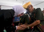 Bupati Indah Serahkan Bansos dan Sertifikat Tanah ke Veteran di Luwu Utara