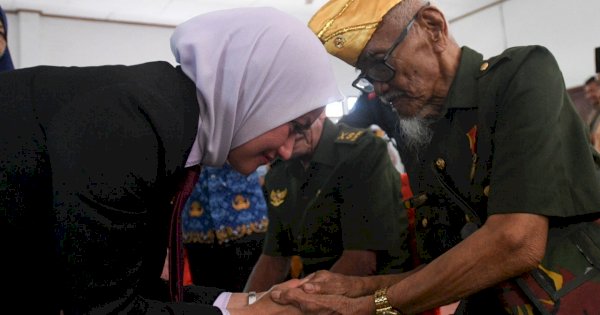 Bupati Indah Serahkan Bansos dan Sertifikat Tanah ke Veteran di Luwu Utara