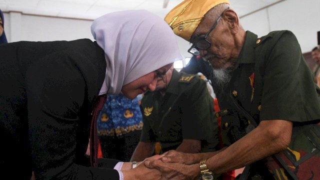 Bupati Indah Serahkan Bansos dan Sertifikat Tanah ke Veteran di Luwu Utara