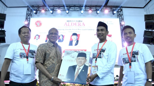 Yayasan Anak Rakyat Indonesia (YARI) bersama Ikatan Alumni (IKA) Universitas Hasanuddin (Unhas) Kota Makassar menggelar bedah buku yang berjudul Aldera, Potret Gerakan Politik Kaum Muda 1993-1999, di Hotel Claro, Makassar, pada Jumat (11/11/2022).